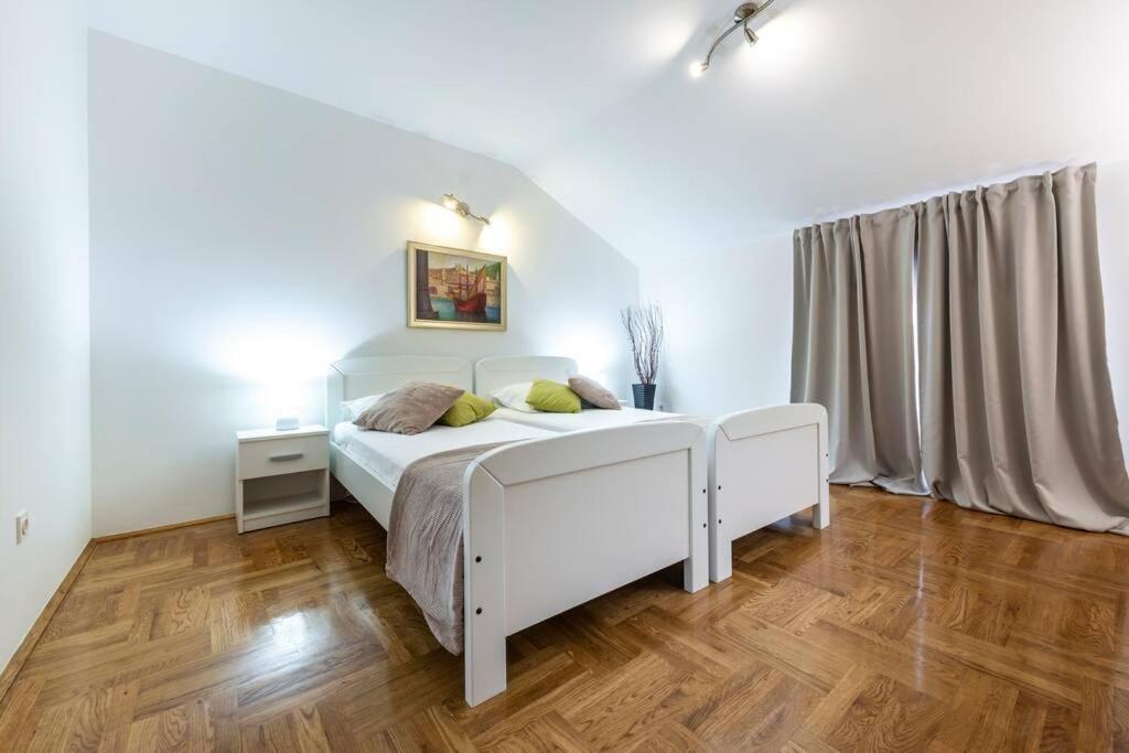 Vila Vergatum-Privacy,Gym,Billiards,Table Tennis Donji Brgat ภายนอก รูปภาพ
