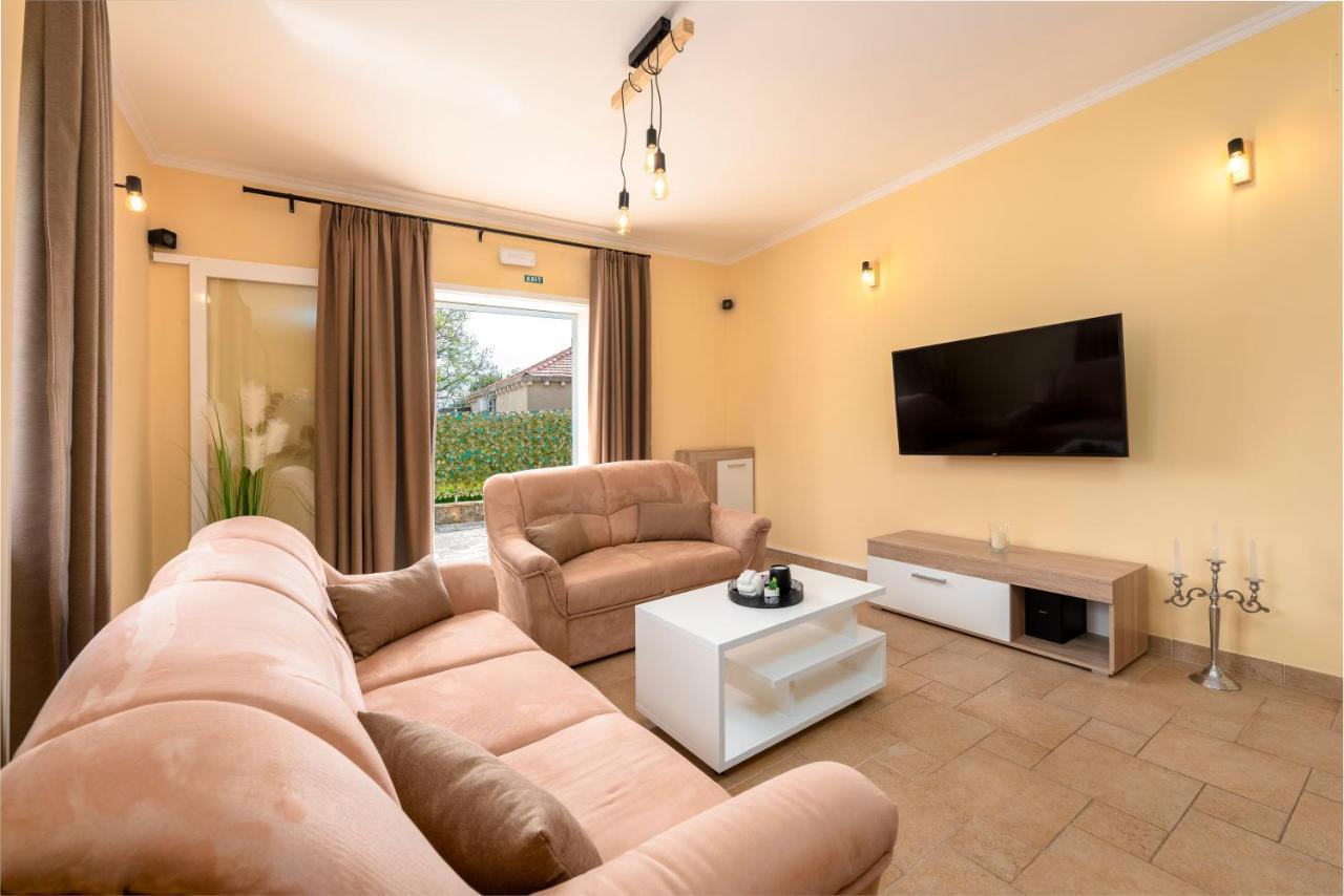 Vila Vergatum-Privacy,Gym,Billiards,Table Tennis Donji Brgat ภายนอก รูปภาพ